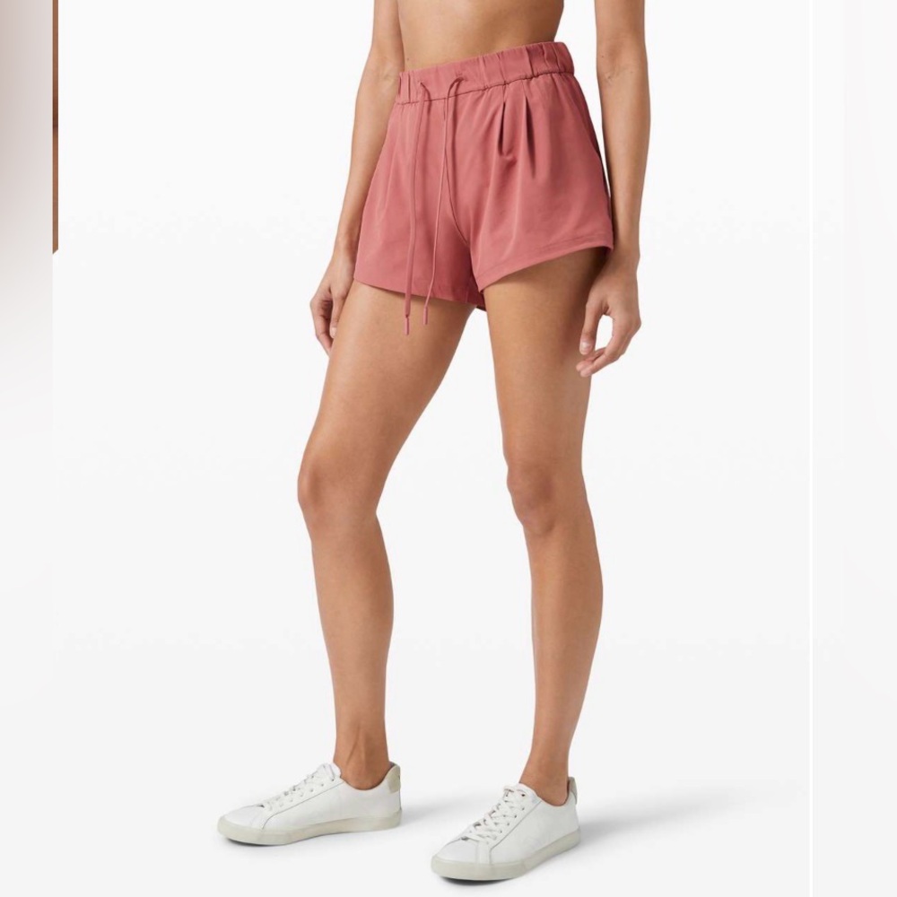 Lululemon Lululemon Stroll at Sundown Short 3"
Cherry Tint size 6